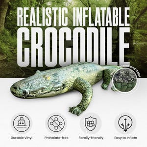 Op de afbeelding: Een realistische opblaasbare krokodil in groen en grijs, met een levensechte textuur. De afbeelding bevat de tekst "Realistic Inflatable Crocodile". Kenmerken zijn duurzaam vinyl, ftalaatvrij, gezinsvriendelijk en gemakkelijk op te blazen.