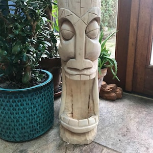 Op maat gemaakt Tiki-snijwerk