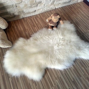 White sheepskin rug, nursery decor, chair throw, single sheepskin pelt, cat bed, dog bed small 80-90cm