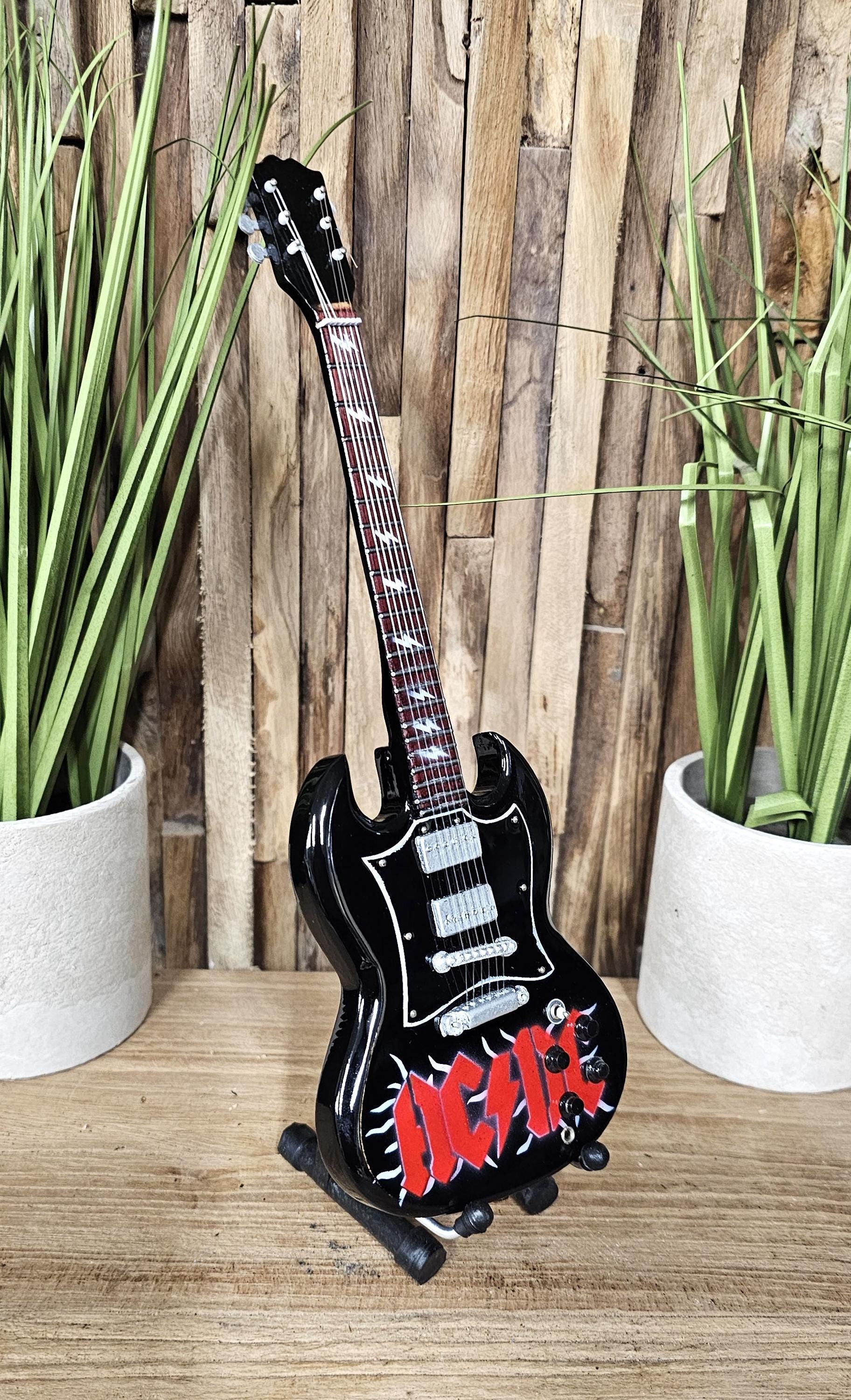 Amazon | ギターヒーロー AC/DC アンガス・ヤング スタチュー