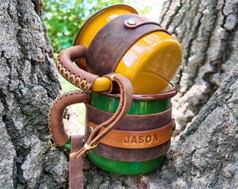 Taza de esmalte envuelta en cuero: taza de camping personalizada