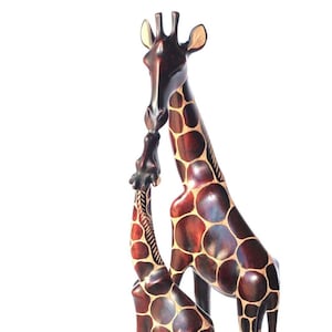 Duża żyrafa z cielęciem, ciemnobrązowa, żłobiona figurka artystyczna z drewna oliwnego. Rzeźba ręcznie rzeźbiona w Zimbabwe. Prezent afrykański do domu/biura. Gotowa do wysyłki.