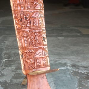 Grote Afrikaanse vintage opvouwbare bevallingsstoel. Lifestyle-thema van Malawiaans palissander gesneden dorp/ontwerp karweitjes. Home/Kantoor Kunstdecoratie cadeau