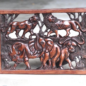 Cinq grands animaux africains sculptés sur un panneau décoratif mural rectangulaire. Éléphant en trompe, ornement beaux-arts en bois de fer. Prêt à être expédié dans le monde entier