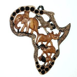 Puede incluir: Arte de pared de madera con forma del continente africano con un elefante, un rinoceronte, un leopardo y un león tallados. La madera es de color marrón oscuro con detalles negros.