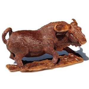 Figura africana de ñu de madera de hierro tallada a mano. Talla de antílope zimbabuense. Marrón medio pulido, listo para luchar. Toro realista.