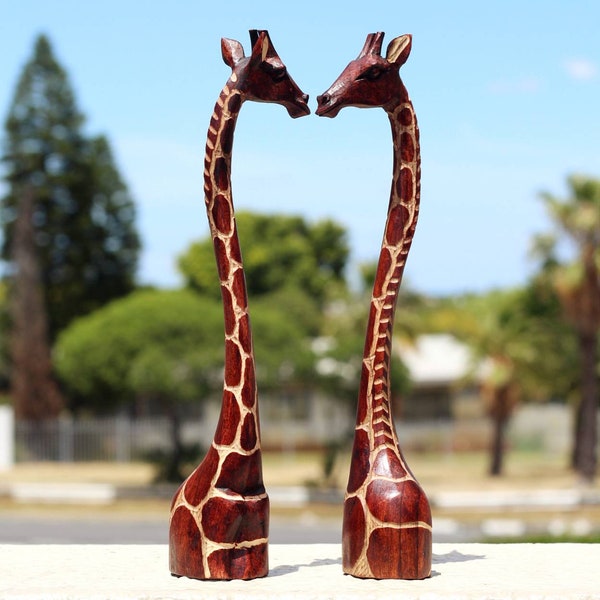 Figurine artistique en bois d'olivier pour le cou et la tête d'amants de girafe. Sculptures sculptées à la main de décoration de maison/bureau du Zimbabwe. Cadeaux africains de fiançailles/de mariage