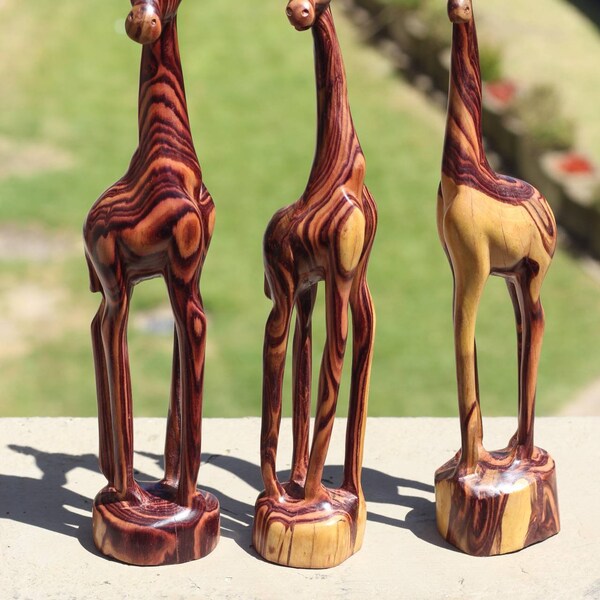 Figurines debout authentiques de girafe en bois de zèbre sculptées et lisses. Vendu à l'unité, par paire ou par lot de 3. Art d'animaux d'Afrique, prêts à être expédiés