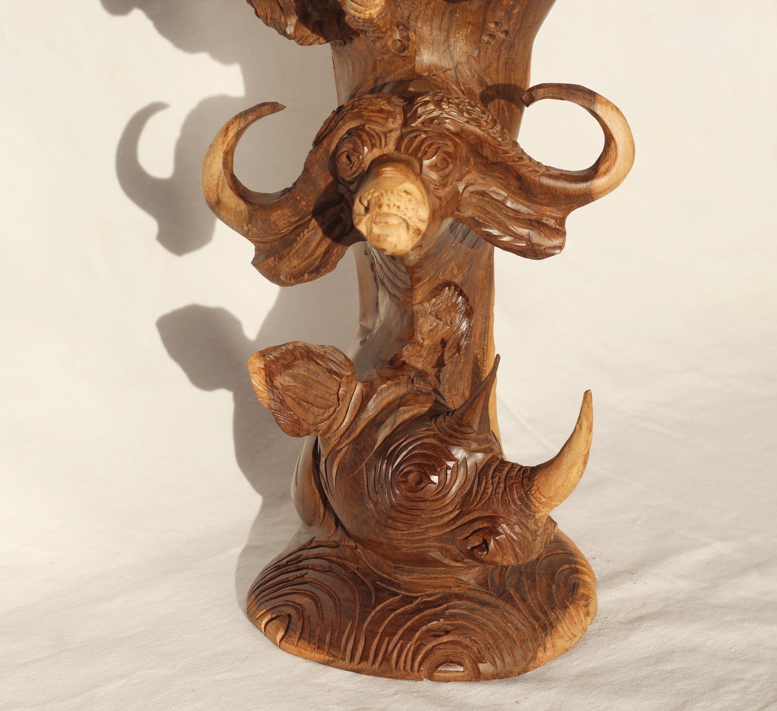 ライオンとバッファローの木製彫刻 木製ライオン彫刻 ライオンとバッファローの木製彫刻 木製動物