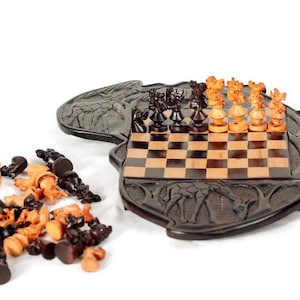 Juego de Ajedrez con Forma de Mapa Africano, Ébano Negro y Madera de Olivo.  Tablero de juego temático de jirafa y elefante con piezas/jugadores de los cinco grandes animales