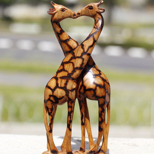 Figurine artistique en bois d'olivier amoureux des girafes qui s'embrassent. Sculpture zimbabwéenne sculptée à la main avec un motif en forme de coeur. Maison/bureau Cadeaux africains uniques