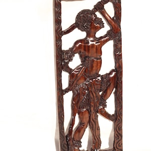 African Village Life Frame Guerreiro carregando uma lança e um escudo. Sirva o Rei, Arte de Parede Esculpida à Mão em Madeira de Ferro do Malawi Presente. Pronto para Enviar