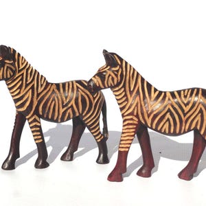 Pareja de figuras de cebra de madera de olivo. Escultura animal hecha a mano en Zimbabue, hecha de potasio, pulida y tallada. Envío exprés a todo el mundo.