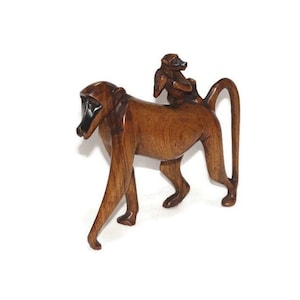 Babbuino che cammina in legno d&#39;ulivo con neonato. Arte d&#39;arredo d&#39;interni unica e artigianale africana. Realizzato in Zimbabwe, regalo di inaugurazione della casa pronto per la spedizione Express