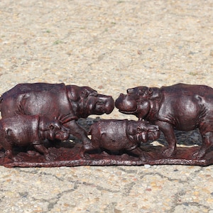 Großes naturgetreues Nilpferd Familie aus Eisenholz. Simbabwische Hand geschnitzte realistische Nilpferd afrikanische Kunst Figur / Dekor von P Sibanda