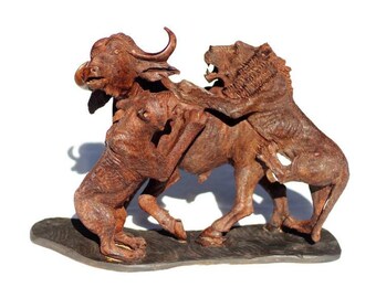 手彫りの木製ライオンとバッファローの彫刻：アフリカの野生動物アート