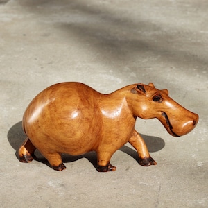 Eine von einer Art Mahagoni Holz handgeschnitzte Hippo Kunst Figur. Versand Weltweit aus Südafrika. Glatte Braun und Rotish Einzigartige Geschenkartikel.