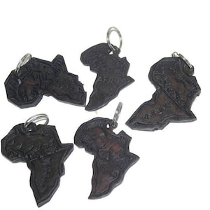 Handgeschnitzte Ebenholz Afrikanische Karten Schlüsselanhänger / Reißverschluss Anhänger mit Tieren. Geschenksets für Mottopartys und Firmengeschenke. 5er Set