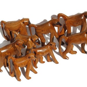Famiglia di 8 set di babbuini/scimmie in legno d&#39;ulivo. Sculture decorative intagliate a mano realizzate in Zimbabwe. Statuine in legno marrone liscio. Set regalo di arte africana.