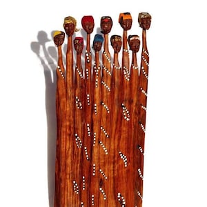 Slanke Mozambique Elle Sandelhout Vrouwenkunst Interieur Decor Sculpturen. Bruine handgesneden beeldjes met zwart-witte verf. Klaar voor verzending