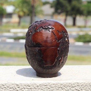 Boîte à bijoux sculptée à la main avec carte du monde en bois d'ébène. Cadeaux africains uniques de Noël faits main du Mozambique. Prêt à être expédié dans le monde entier
