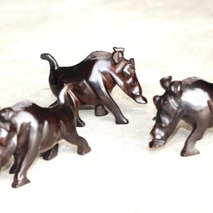 Juego de 3 figuras de jabalí/facóquero de madera de ébano talladas a mano. Talla de fauna de Zambia. Obra maestra africana de arte fino con cerdos. Regalo decorativo.