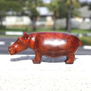 Teak Holz geschnitzte Nilpferd Skulpturen. Lebensechte Figuren im sambischen Stil aus Kapstadt Südafrika. Einzigartige Geschenkartikel