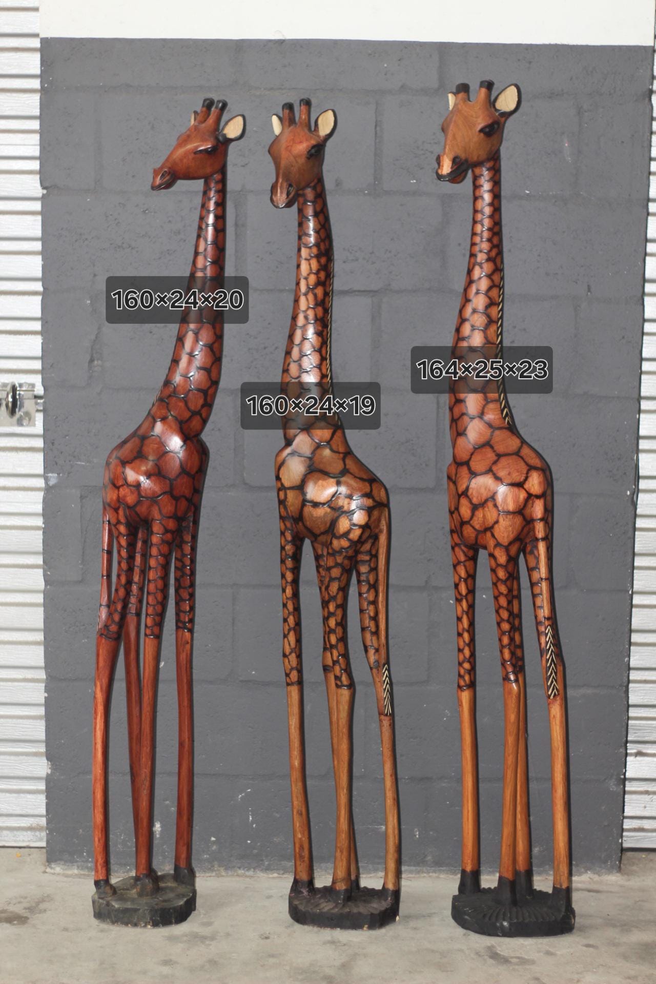 オリーブウッドの焼きキリンの立像。背の高いジンバブエ彫刻の芸術品
