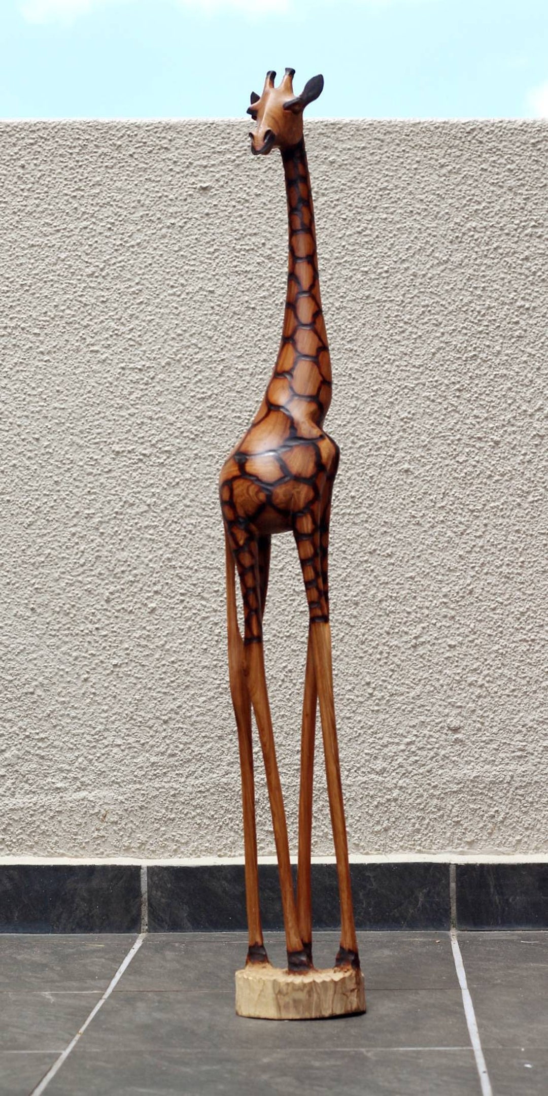 オリーブウッドの焼きキリンの立像。背の高いジンバブエ彫刻の芸術品