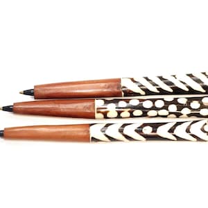 Penne in legno e batik Bone. Materiale per scrivere d'arte africana, penne a sfera uniche. Souvenir e articoli da collezione. Disponibile in set da 3