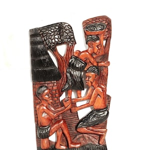 Großer 52 cm Mukwa-Holzafrikanischer Dorflebensrahmen, sambischer handgeschnitzter Wandbehang. Hellbraun und schwarz poliert Geschenk Home/Office Decor