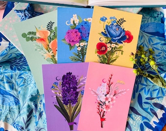 Un juego de postales con ramos de flores, láminas artísticas botánicas, postales florales, tarjetas para el Día de la Madre.