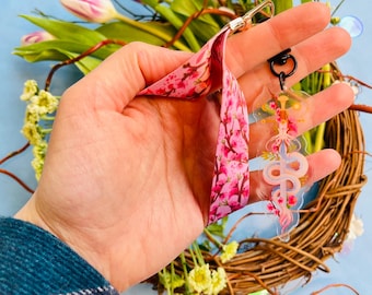 Llavero de dragón Sakura - Amuleto para llaves - Accesorios para llaves - Llavero de pulsera - Accesorio para mochila - Pulsera acrílica - Llavero holográfico