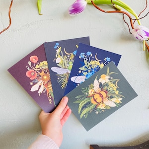 A Set of Bee Art Prints For Wall A6 Sized Postkarte Artprint Botanische Postkarte Postkarten Floral Art Prints Bugs Dekorativer Kunstdruck