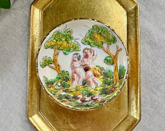 Vintage Relief Capodimonte italienisches Gericht, handbemalt, 2 Kinder, Amor, Bäume, sehr detailliert