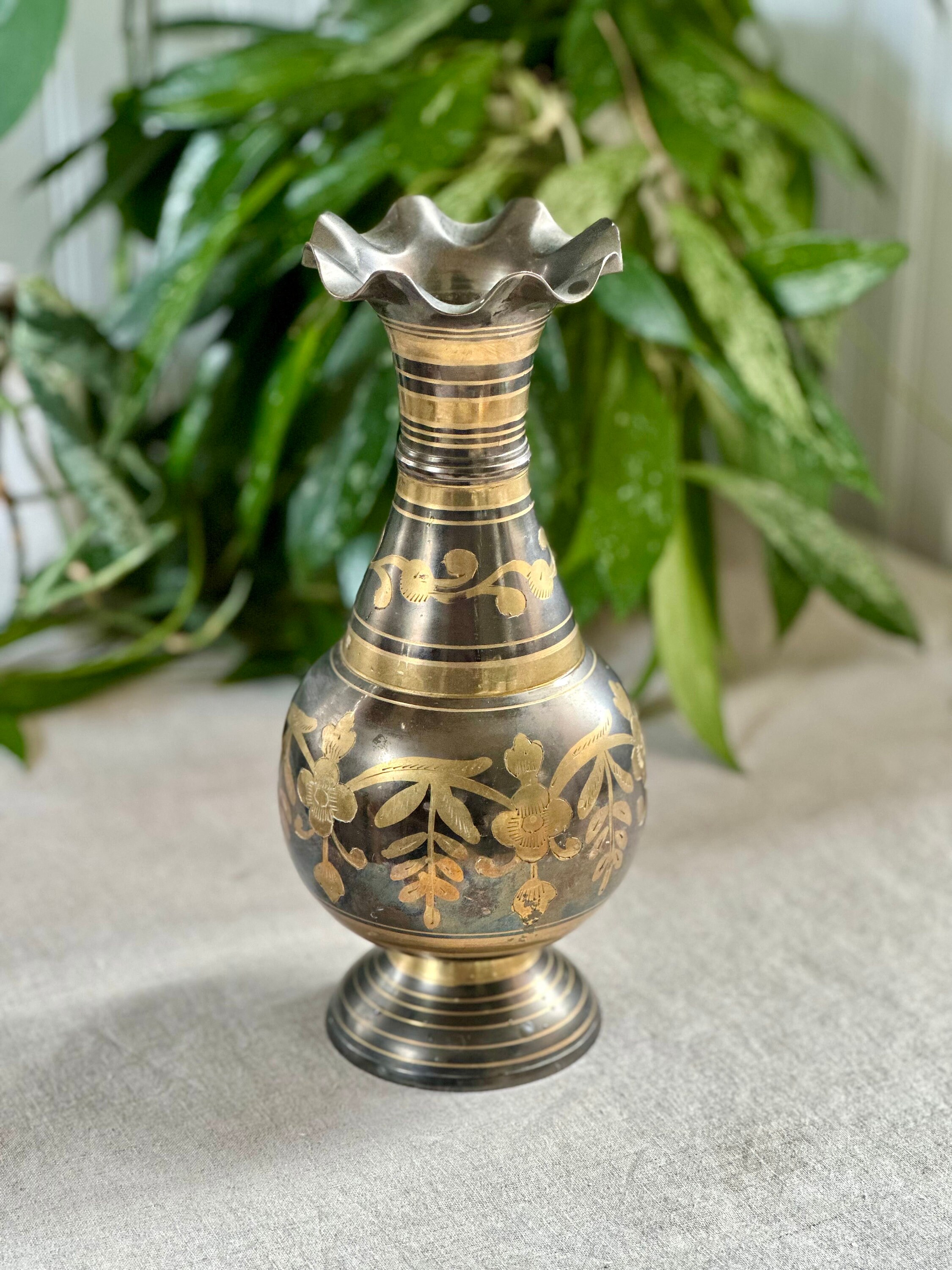 Vase En Laiton Gravé 14 Pouces – Bord Festonné – Fabrication Turquie