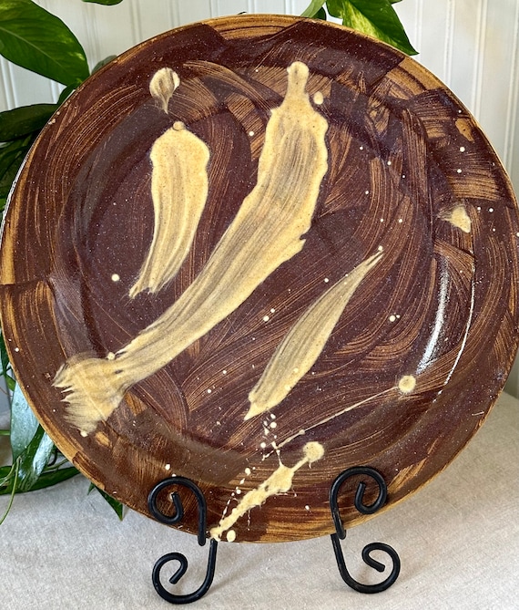 大きな丸いスタジオ陶器の皿、手作り、茶色/黄褐色、飛び散り、署名