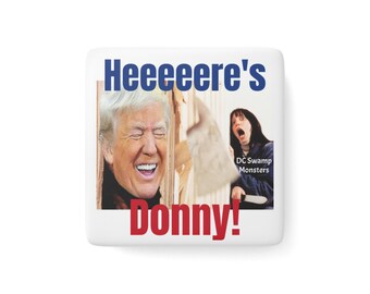 Imán de porcelana divertido: ¡Aquí está Donny! / Decoración peculiar para el hogar, regalo de cocina, humor político, idea de regalo divertida