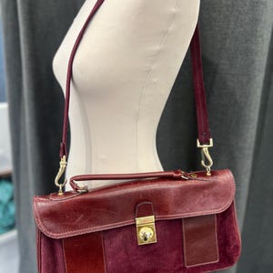Vintage weinrote rechteckige Leder- und Wildlederhandtasche mit abnehmbarem Riemen