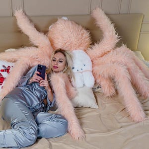 5 ft bis 6,5 ft Spinnen Plüsch, gewichteter seltsamer Freund für Stress & Ruhe, weiches Kunstpelz-Begleiterkissen für Erwachsene, posierbares schlafendes Riesenmonster