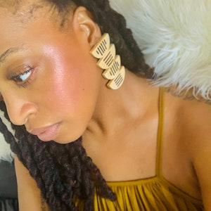 Boucles d'oreilles longues en demi-cercle, bijoux en bois légers et minimalistes d'inspiration africaine, clip pendant demi-sphérique sur le cadeau de la Saint-Valentin