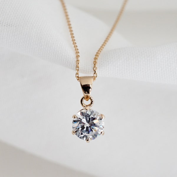 Collier avec pendentif diamant solitaire (oxyde de zirconium) plaqué or, bijou classique pour femme.