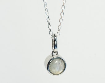 Labradorite necklace in silver with a pendant and a 5mm stone.