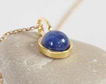 Collier avec sodalite naturel en cabochon avec pendentif et chaine doré, jolie bijou minimaliste.