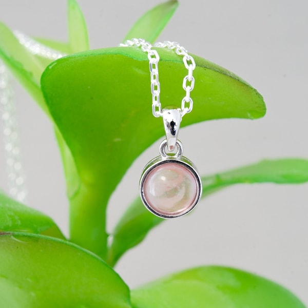 natuurlijke rozenkwarts cabochon ketting met minimalistische zilveren hanger voor dames.