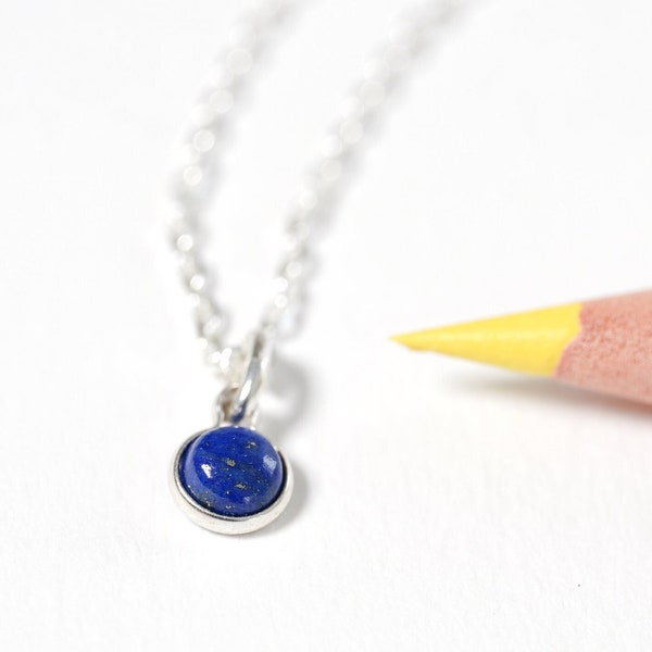 Collier Lapis lazuli naturelle, avec un petit mini pendentif minimaliste de 4mm