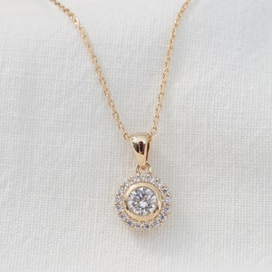 Diamond pendant | Gold necklace | Woman jewelry | Stone pendant |