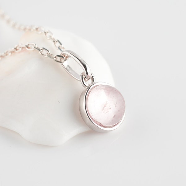 collier quartz rose naturelle en cabochon avec pendentif minimaliste en argent pour femme.