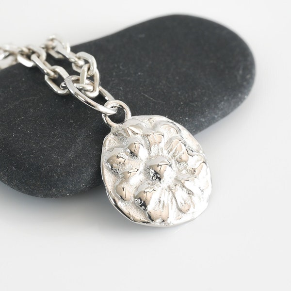 Collier fleur marguerite en argent avec chaine, pendentif minimaliste et romantique.