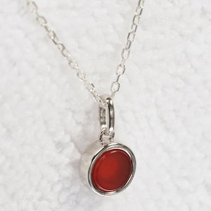Cabochonketting van natuurlijke carneool met zilveren hanger en ketting. Minimalistisch cadeau met unieke rode steen.